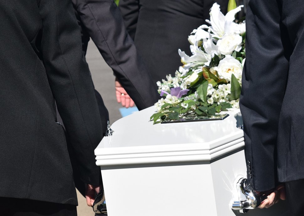 Eine Sterbegeldversicherung hilft allfällig hohe Bestattungskosten zu tragen.